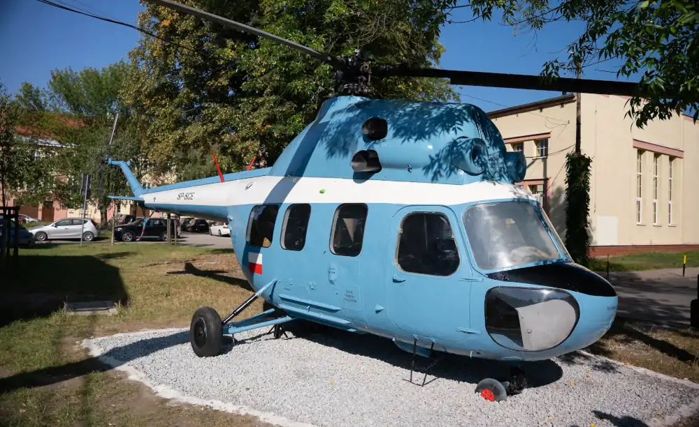 Collins Aerospace Wrocław i uczniowie LZN odrestaurowali śmigłowiec Mi-2