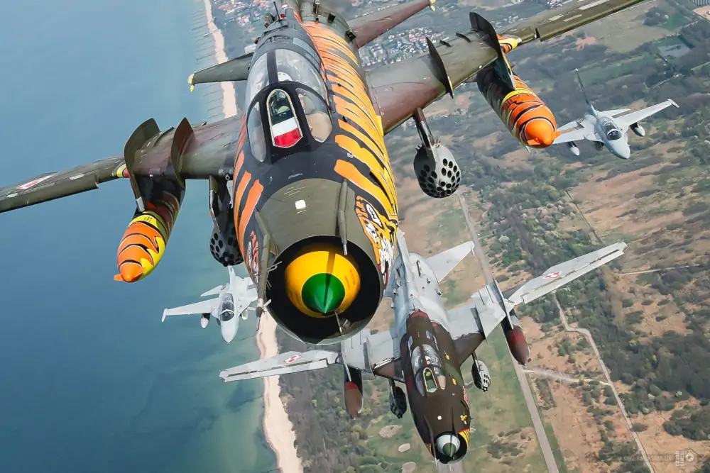 Su-22 w towarzystwie FA-50