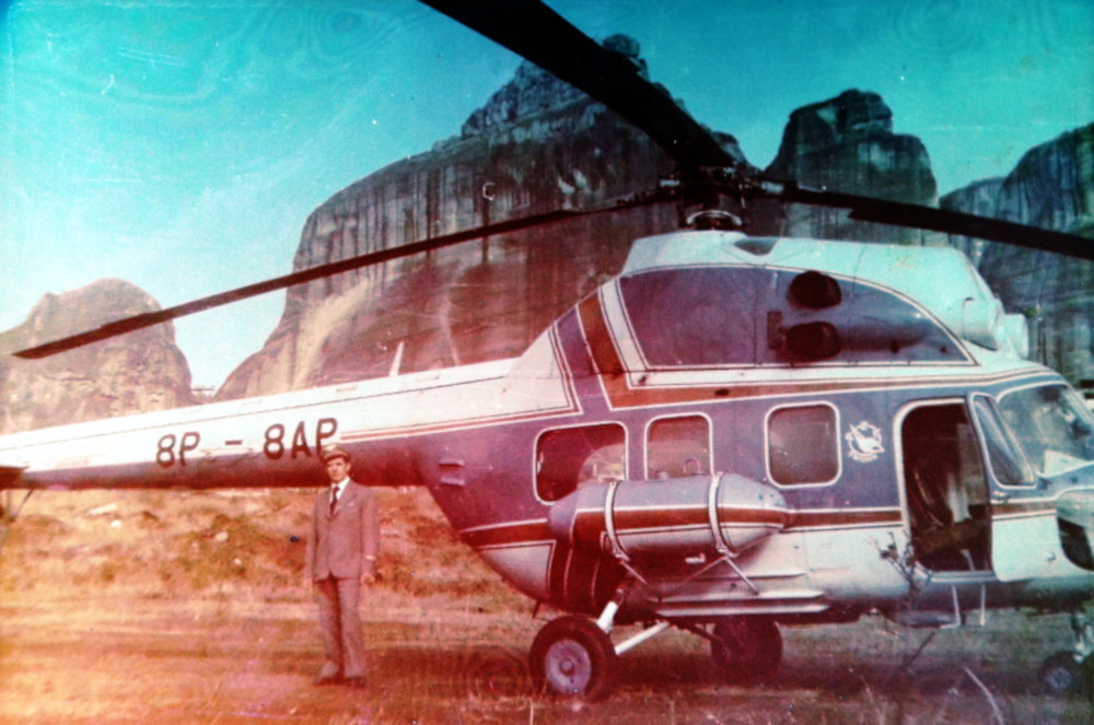 Pilot Czesław Dyzma przy Mi-2 podczas realizacji zdjęć do filmu "Tylko dla twoich oczu" - Foto: Z prywatnej kolekcji Czesława Dyzmy