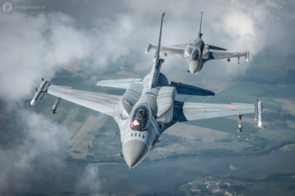 Polskie myśliwce F-16 - Foto: Piotr Łysakowski