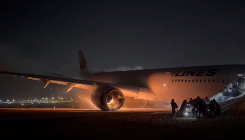 Ewakuacja płonącego A350-941 na tokijskim lotnisku - Ujęcie z filmu osadzonego w publikacji - źródło: Twitter (X) - Ricole @ricole0704