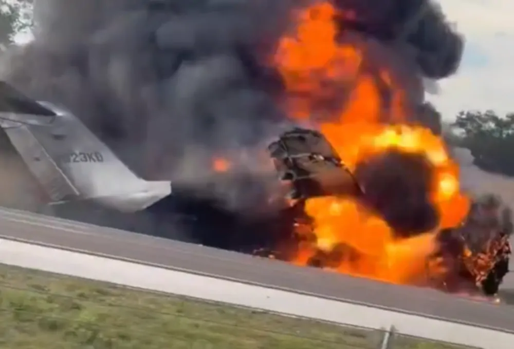 Katastrofa samolotu Bombardier na Florydzie - Ujęcie z filmu osadzonego w publikacji / Źródło X - https://twitter.com/OnAviation/status/1756060622284820601 - Joe Robinson