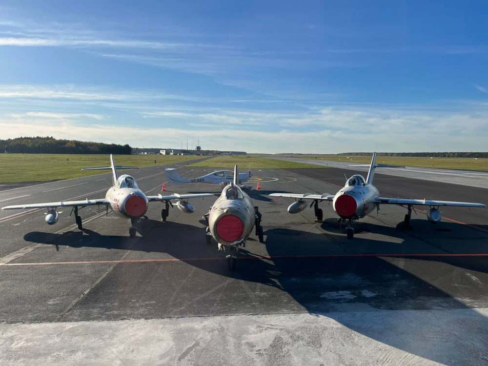 Lim-2 (MiG-15bis) oraz dwumiejscowy SBLim-2 (Mig-15UTI) a między nimi nowy nabytek Lim-5 (MiG-17) / Foto: Fundacja Eskadra