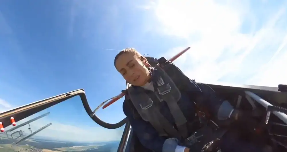 Incydent z owiewką w Extra 330 - Źródło: kadr z filmu osadzonego w publikacji / X / Narine Melkumjan / Breaking Aviation News & Videos