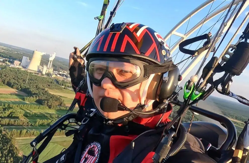 Policjant po służbie, motoparalotniarz, ma oko na polskie lasy