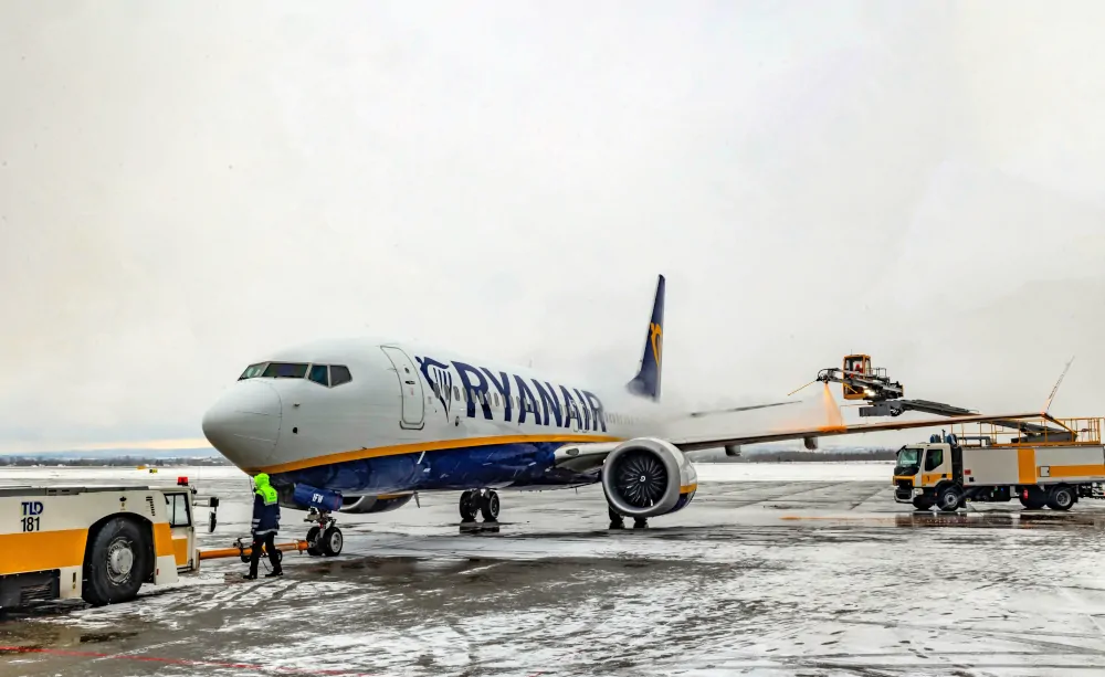 B737 Ryanair na płycie Porty Lotniczego w Rzeszowie - Foto: Krystian Dobrzański / PLRzJ