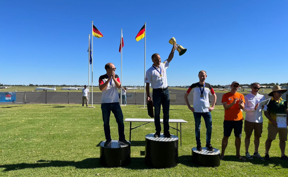 Sebastian Kawa na podium 37. Szybowcowych Mistrzostw Świata FAI w Australii - Foto: Karol Snapko / Aeroklub Polski