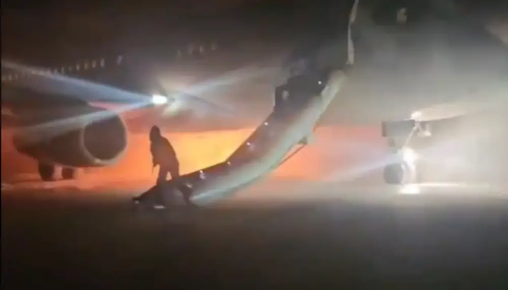 Pożar rosyjskiego samolotu Suchoj Superjet na lotnisku w Turcji