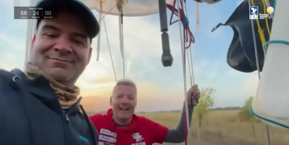 Szwajcarska załoga balonu SUI-1 Kurt Frieden i Pascal Witprächtiger lądują jako zwycięzcy w 68. edycja Pucharu Gordona Bennetta