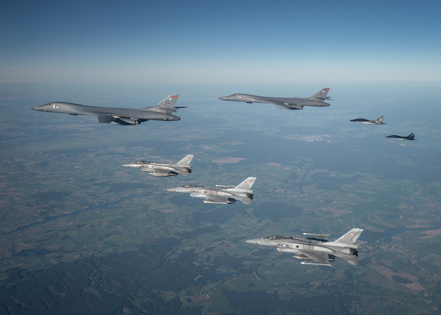 b1b eskorta f-16