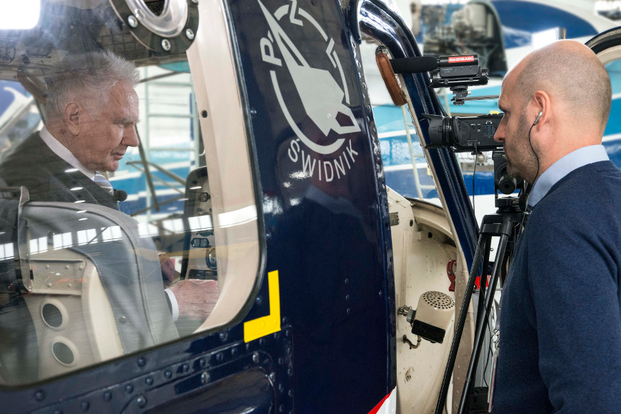 Czesław Dyzma w śmigłowcu Mi-2 w zakładach PZL Świdnik podczas nagrania materiału - Foto: Magdalena Jarosz