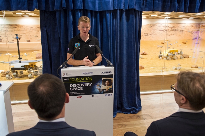 Tim Peake przemawia podczas otwarcia nowego ośrodka kosmicznego. - 