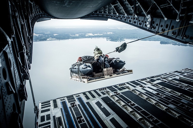 Polscy komandosi ćwiczyli desant z C-17 Globemaster - Foto: Daniel Dmitriew / JWK