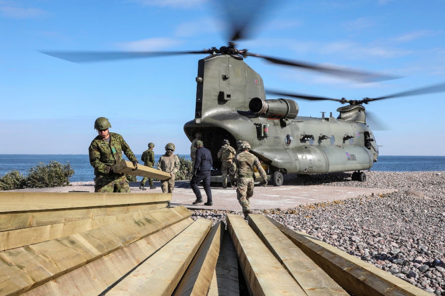 Wyładunek materiałów budowlanych ze śmigłowca Chinook zależącego do RAF. - Foto: RAF