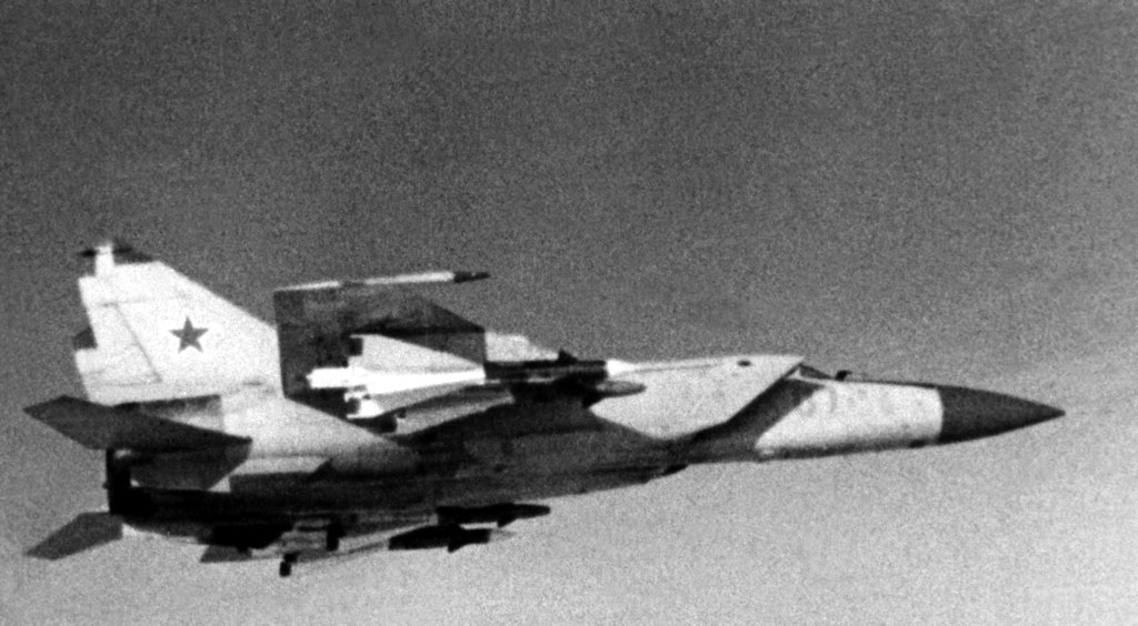MiG-25 z podwieszonymi rakietami P-P AA-6 Acrid. Źródło zdjęcia: Wikipedia Commons / Free Public Licence / U.S. Air Force -