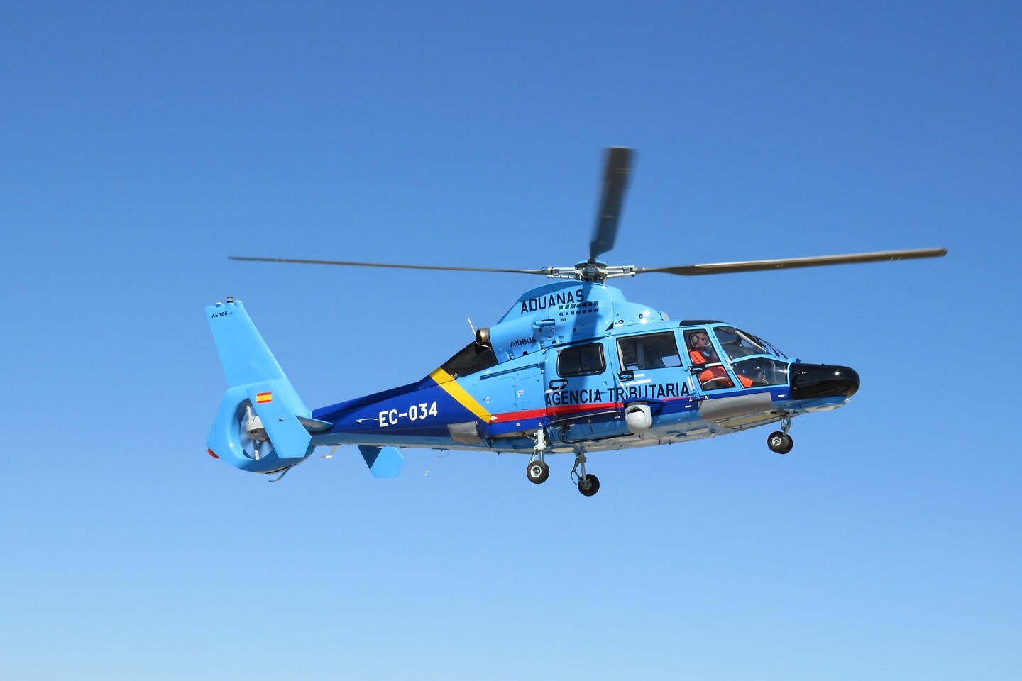 Hiszpańska Służba Celna odebrała ostatni wyprodukowany śmigłowiec Dauphin. - Foto: Airbus Helicopters