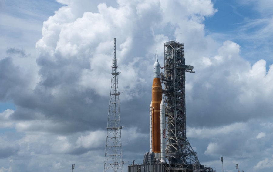 Statek kosmiczny Orion i rakieta SLS na stanowisku gotowe do startu. - Foto: NASA / Joel Kowsky