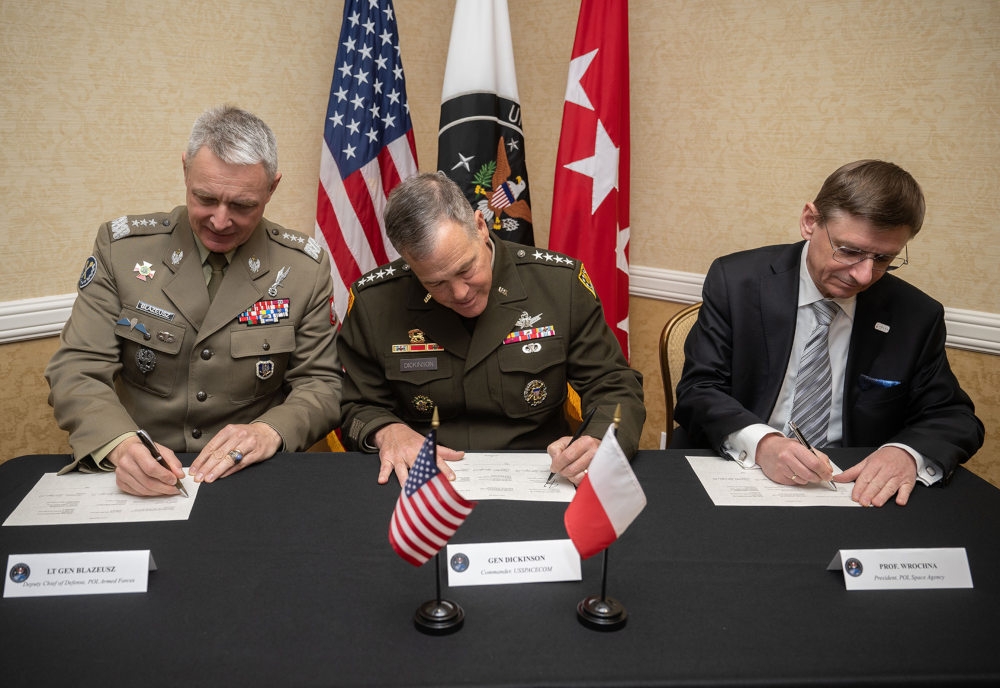 Prezes POLSA prof. dr hab. Grzegorz Wrochna, dowódca USSPACECOM gen. armii USA, James Dickinson, I zastępca szefa Sztabu Generalnego WP, gen. broni Piotr A. Błazeusz, podpisali porozumienie podczas trwającego 38-go Sympozjum Kosmicznego w Colorado Springs w Stanach Zjednoczonych. - Foto: POLSA