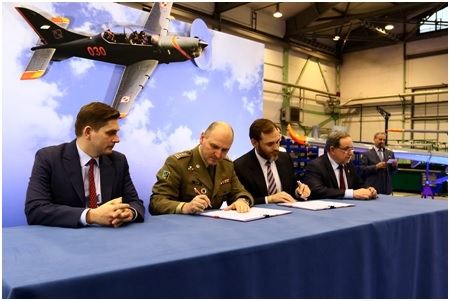 Siedzą od lewej: wiceminister MON - Bartosz Kownacki, Szef Departamentu Uzbrojenia MON płk Dariusz Pluta, prezes zarządu PZL Warszawa-Okęcie Manuel Heredia Ortiz, oraz wiceprezes PZL Władysław Skorski. -