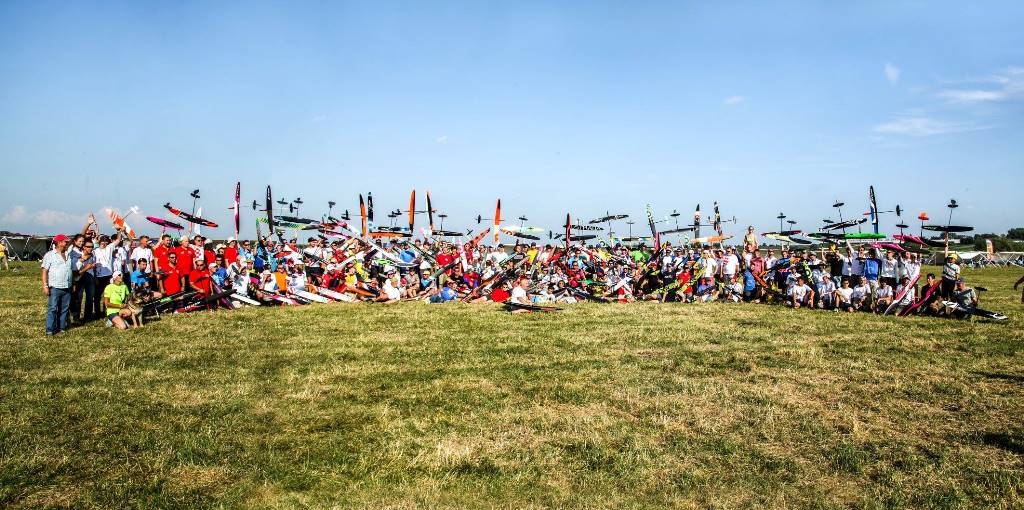 Na zdjęciu 127 uczestników ubiegłorocznych zawodów Pucharu Świata w konkurencji F3K we Lwowie, a wśród nich także Reprezentacja Polski (Rafał Budzoń, Jarosław Grzesica i Cezary Janas). Źródło zdjęcia: Sekcja Modelarska AP -