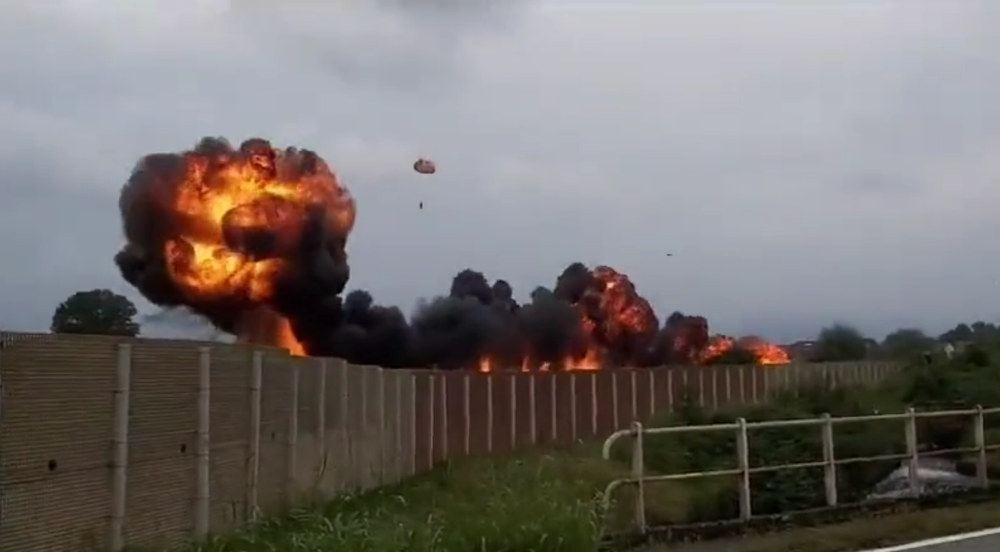Wypadek samolotu Frecce Tricolori. Szczątki samolotu spadły na samochód - Źródło: ujęcie z filmu: https://twitter.com/MennoSwart/status/1703081652723843328 / Twitter(X) - osadzony w publikacji