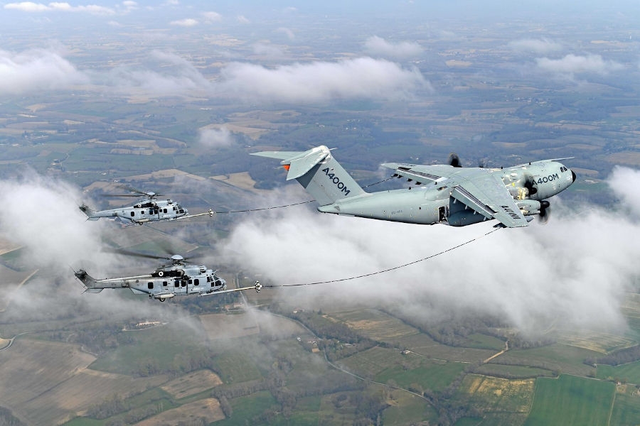Tankowanie w powietrzu śmigłowców H225. - Foto: Airbus