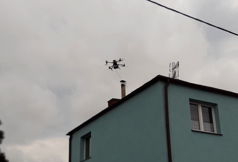 Dron w Lęborku zbada jakość dymu z kominów. - Foto: UM Lębork