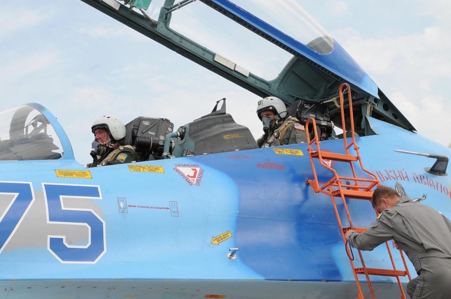 Ukraińscy piloci w samolocie Su-27 - Foto: Maj. Matthew T. Mutti, U.S. Air Force, Public domain, via Wikimedia Commons