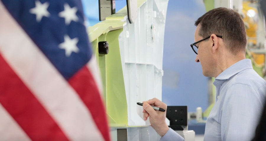 Premier Mateusz Morawiecki wizytował fabrykę Lockheed Martin Marietta w stanie Georgia, gdzie montowane są pierwsze komponenty polskich samolotów F-35A. Podczas wizyty premier złożył podpis na płatowcu pierwszego polskiego F-35A Lightning II. - Foto: Materiały Prasowe LM