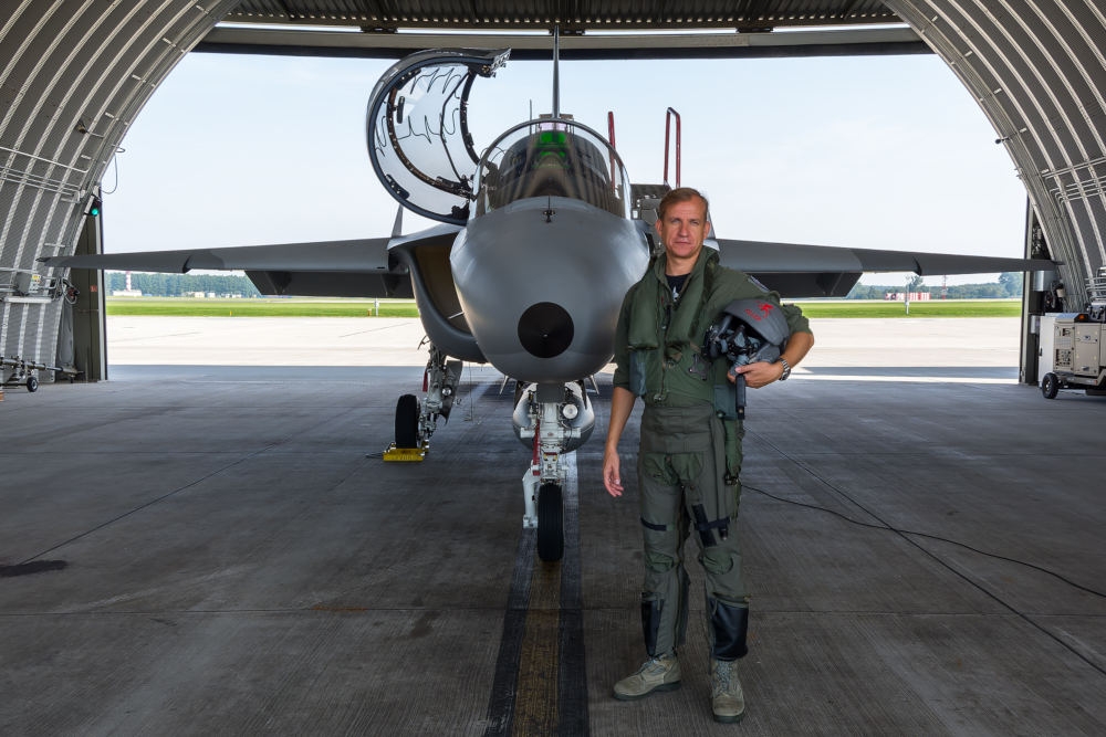 Mjr Robert Jeł, pilot z 41 Bazy Lotnictwa Szkolnego, który jako pierwszy pilot w Polsce przekroczył imponujący próg 1000 godzin na samolocie M-346 - Foto: Mateusz Chodelski