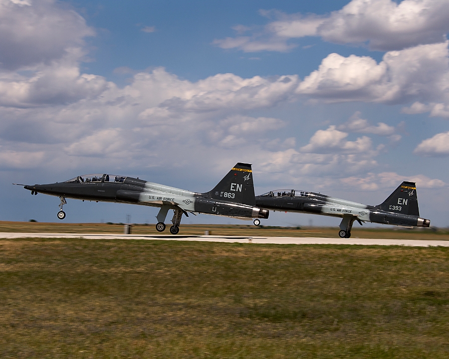 Załogi samolotów w Talonach T-38C z 80th Flying Training Wing ćwiczą manewry w Bazie Sił Powietrznych Sheppard w Teksasie, 14 maja 2014. (Zdjęcie Air Force autorstwa Danny Webba) -