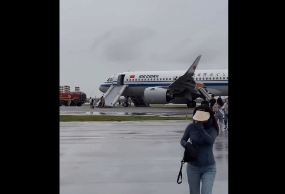 Pasażerowie Airbus A320neo Air China ewakuowani po pożarze silnika - Źródło: ujęcie z filmu osadzonego w publikacji - twitter / https://twitter.com/airplusnews/status/1700811068644491307?s=20