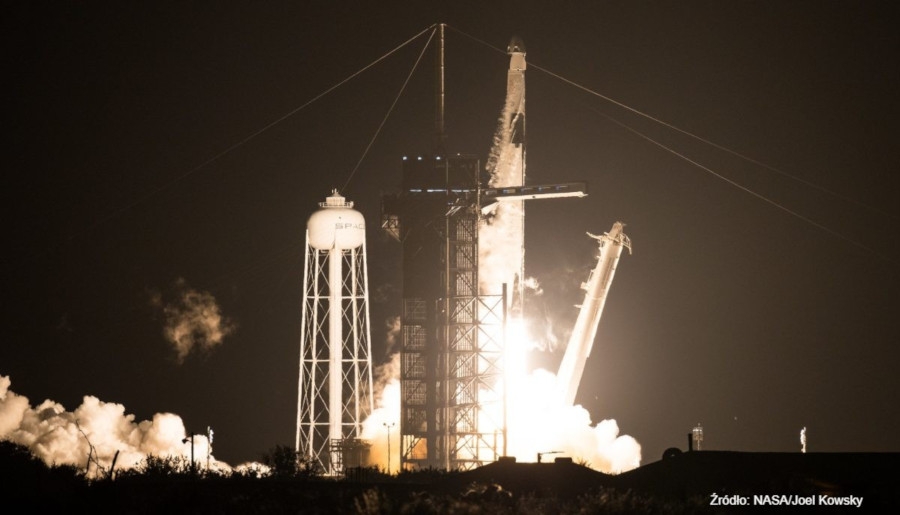 Choć wyniesienie astronautów na ISS samo w sobie jest wydarzeniem, to istotne jest, że NASA po raz pierwszy wystawiła certyfikat prywatnemu pojazdowi z załogą. - Foto: NASA
