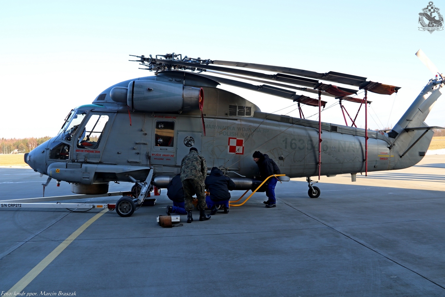 Pokładowy śmigłowiec zwalczania okrętów podwodnych Kaman SH-2G przystosowany jest do warunków panujacych na okręcie, w szczególności, niewielkiej przestrzeni hangarowej. Stąd składane łopaty, które personel techniczny rozkłada na pokładzie startowym fregaty. / Fot: kmdr ppor. Marcin Braszak -