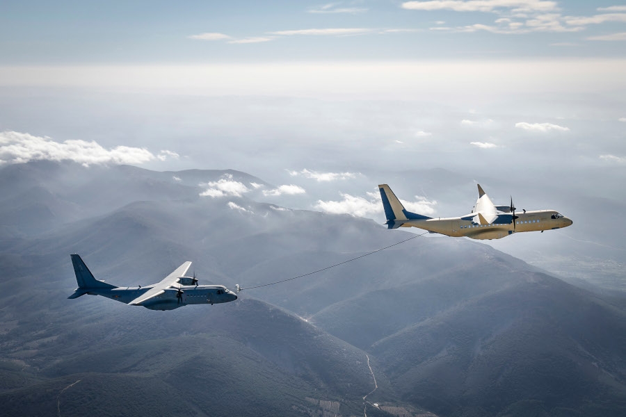 Dwa samoloty C295 podczas mokrego testuť, zakończonego powodzeniem. - Foto: Airbus