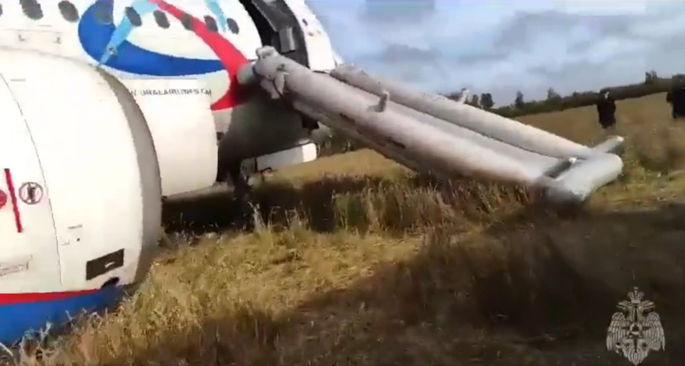 Rosyjski Airbus A320-214 lądował awaryjnie w polu - Źródło: ujecie z filmu osadzonego w publikacji / Twitter(X) - https://twitter.com/aviationbrk/status/1701481154929447348