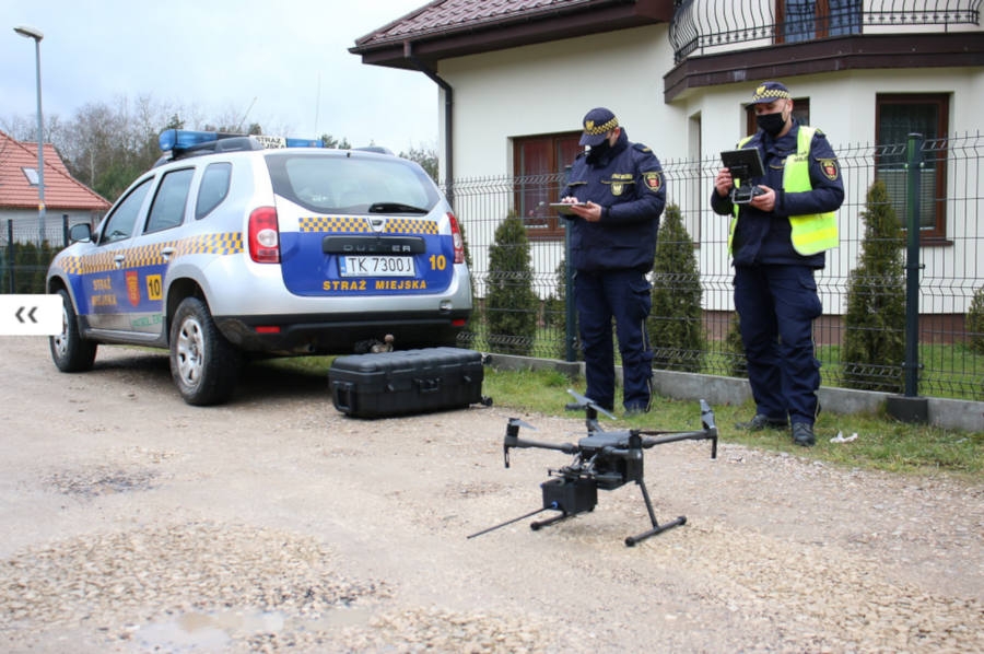 Dron do badania zanieczyszczeń powietrza już w rękach Straży Granicznej w Kielcach. - Foto: UM Kielce