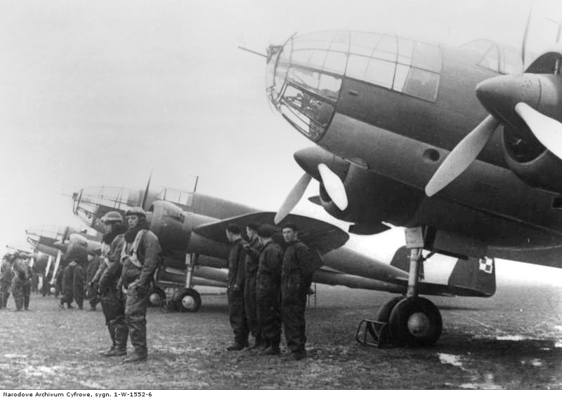Samoloty PZL.37 Łoś wraz z załogami. 1939 rok. Źródło: wikipedia / public domain -