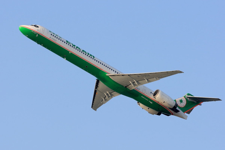 Samolot McDonnell Douglas MD-90 linii lotniczych Eva Airways - zdjęcie z 2013 roku. - Foto: Cp9asngf, CC BY-SA 3.0 , via Wikimedia Commons