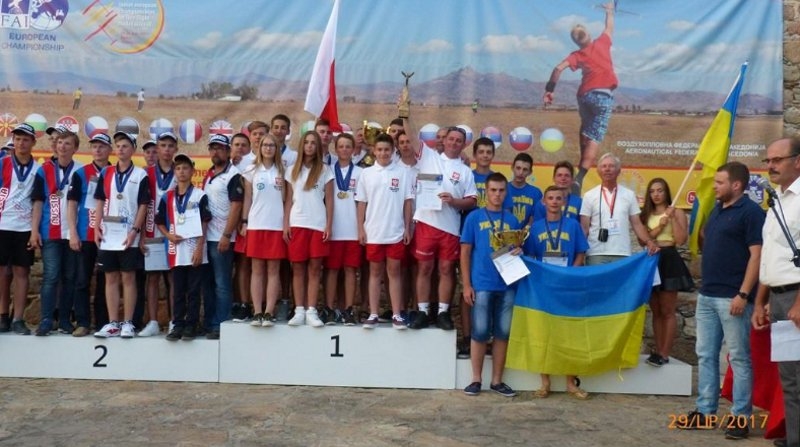 Ceremonia zakończenia Mistrzostw Europy FAI Modeli Swobodnie Latających dla Juniorów ( F1A, F1B, F1P ) . Na najwyższym stopniu Polacy, zdobywcy 1 miejsca w klasyfikacji generalnej. Fot: Norbert Suwała -