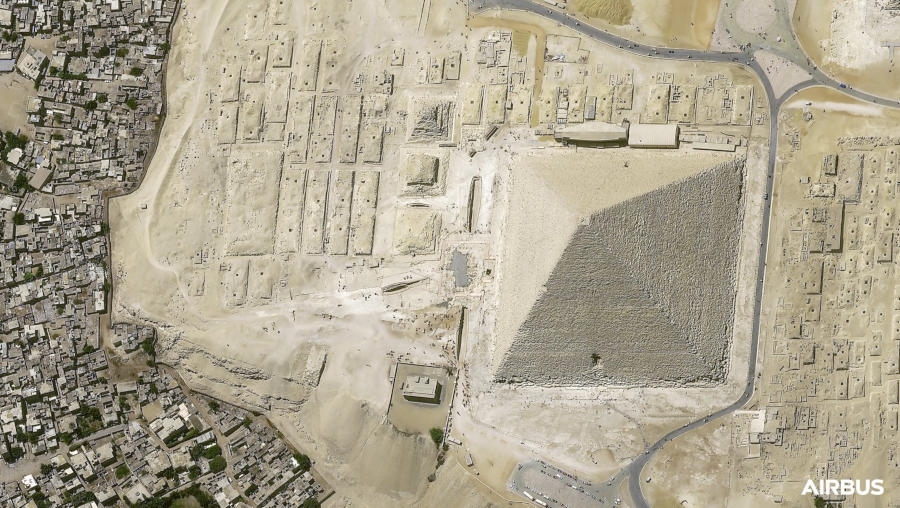 Na jednym ze zdjęć możemy łatwo policzyć bloki wapienne, tworzące piramidę w Gizie, a nawet ustalić liczbę odwiedzających ją osób. - Foto: Airbus