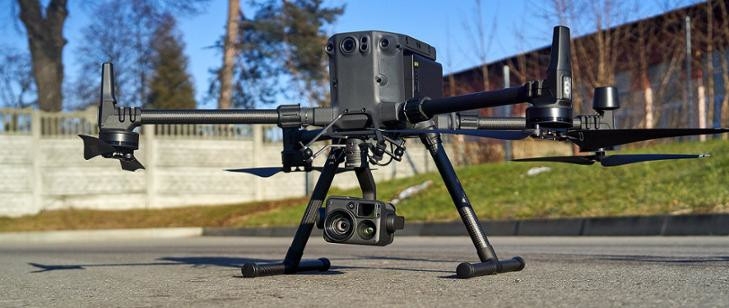 Nowy super-dron w rękach podkarpackich strażaków. - Źródło zdjęcia: gov.pl
