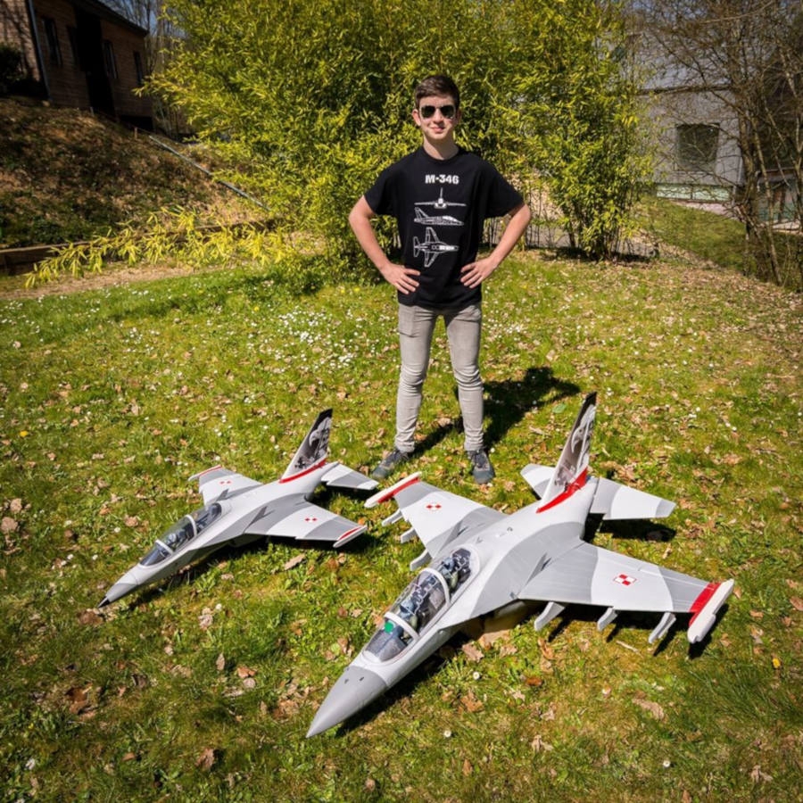 Gauthier Van den Berge ze swoimi modelami Jak-130 przerobionymi na M-346 w autorskim polskim malowaniu. - Foto: Gauthier Van den Berge