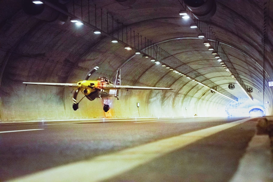 Spektakularny przelot Dario Costa przez tunel w Turcji. - Foto: Red Bull Content Pool