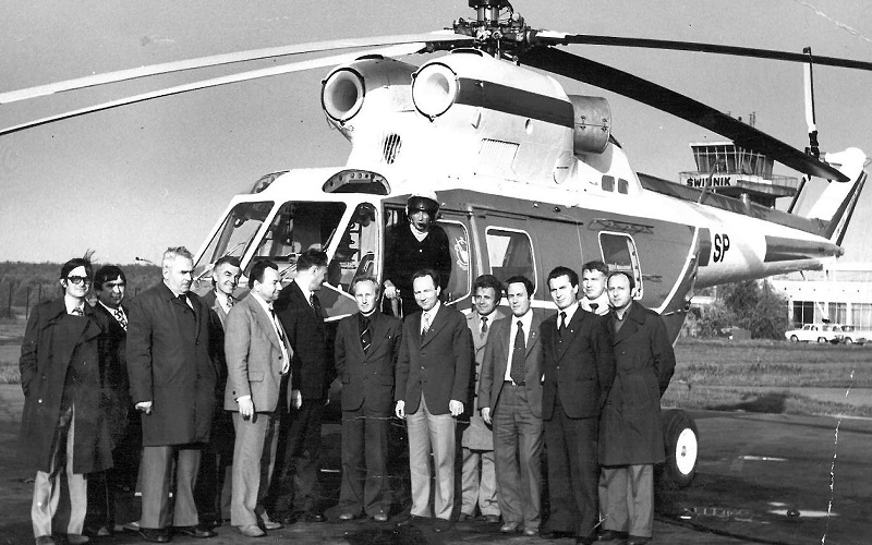 Pracownicy PZL Świdnik - inżynier Zygmunt Odzioba (na zdjęciu piąty od prawej). - Źródło zdjęcia: Swidnik.pl