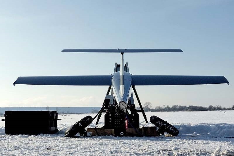 Koncepcja systemu Gladius zakłada, że rozpoznawczy dron FT-5 wyposażony w głowicę optoelektroniczną umożliwiającą rejestrację obrazu w dzień i w nocy znajdzie cel, który następnie zostanie zniszczony z użyciem amunicji krążącej BSP-U. - Foto: WB Electronics S.A.