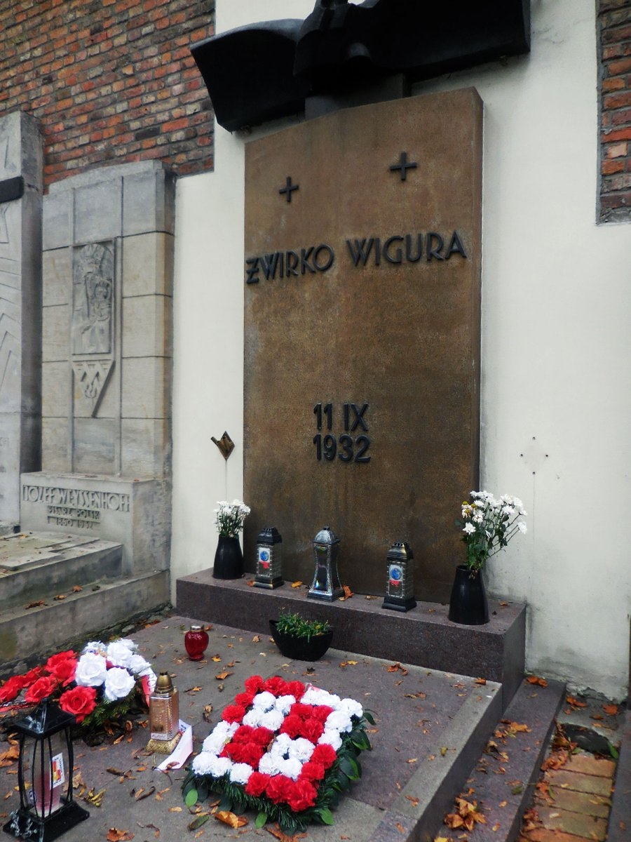 Na warszawskich Powązkach - grób pilotów Żwirki i Wigury - Foto: Mirosław Waluś