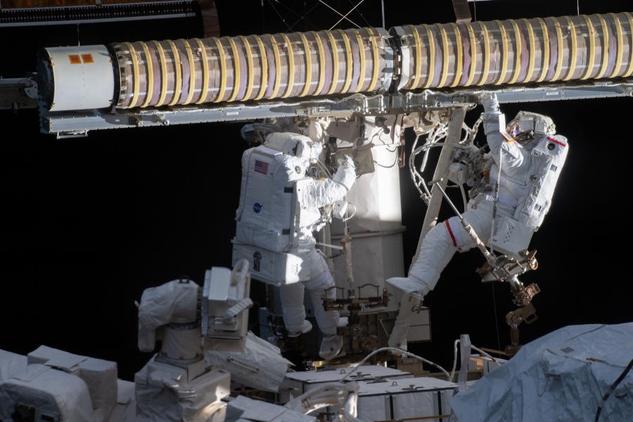 Astronauci podczas montażu nowych paneli słonecznych na stacji ISS. - Foto: NASA