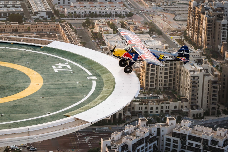 Łukasz Czepiela jako pierwszy na świecie wylądował samolotem na szczycie wieżowca - Foto: Red Bull Content Pool