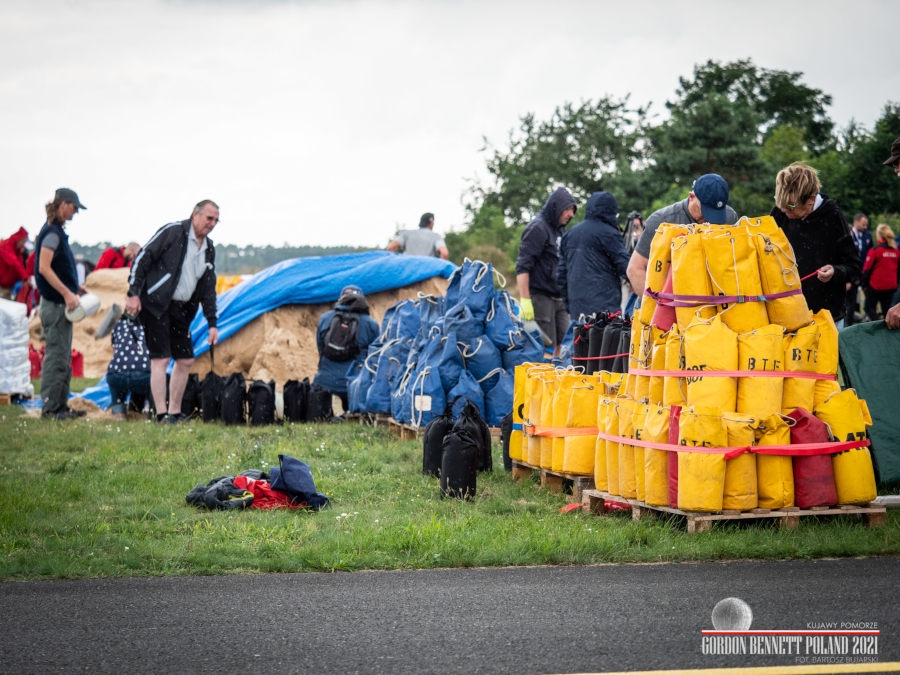 Ładowanie piasku do worków balastowych. - Foto: Bartosz Bujarski